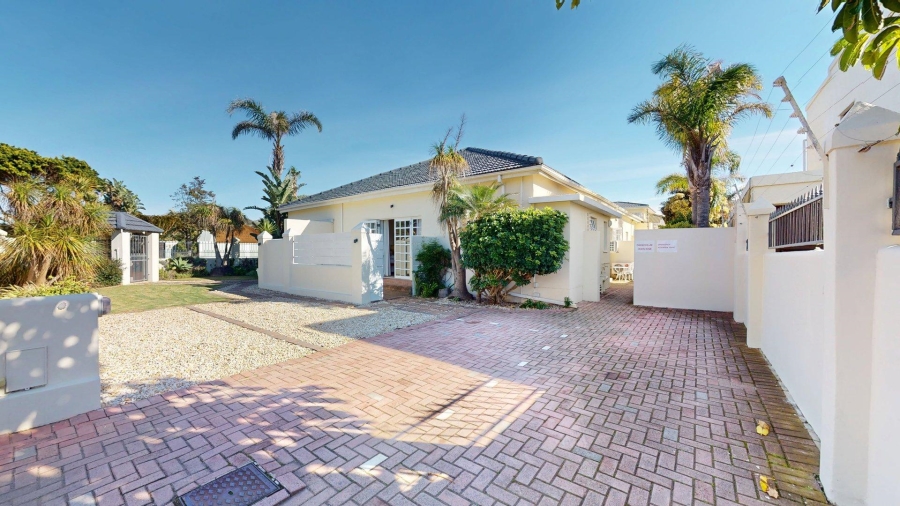 8 Bedroom Property for Sale in Summerstrand Eastern Cape